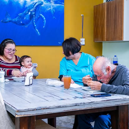 Comedor de la casa de día con residentes y acompañantes