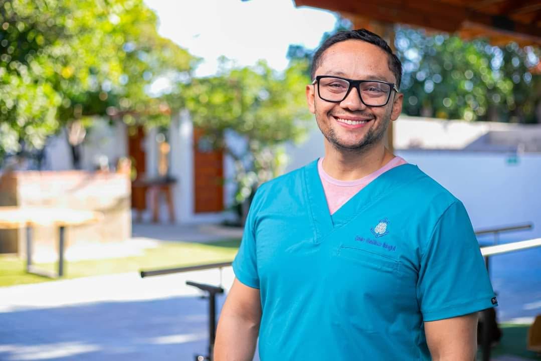 El Dr. Oscar Prado sonriendo en el patio del centro